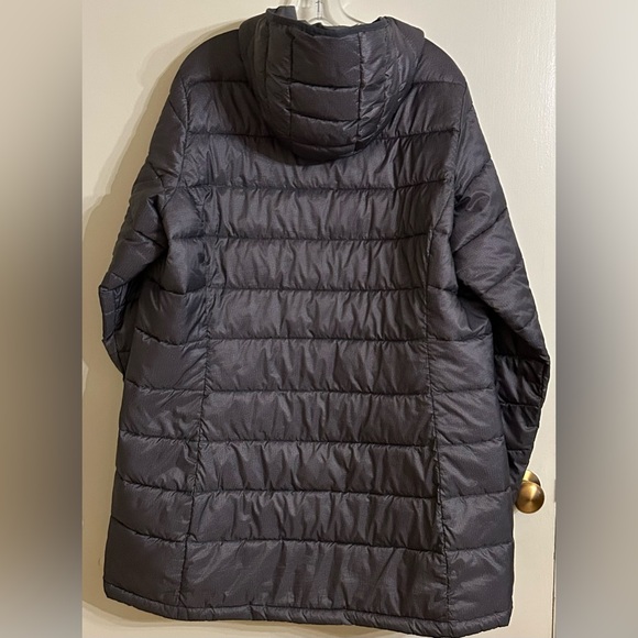 Amazon Essentials Lightweight Water-Resistant Packable Hooded Puffer Coat - Picture 6 of 14